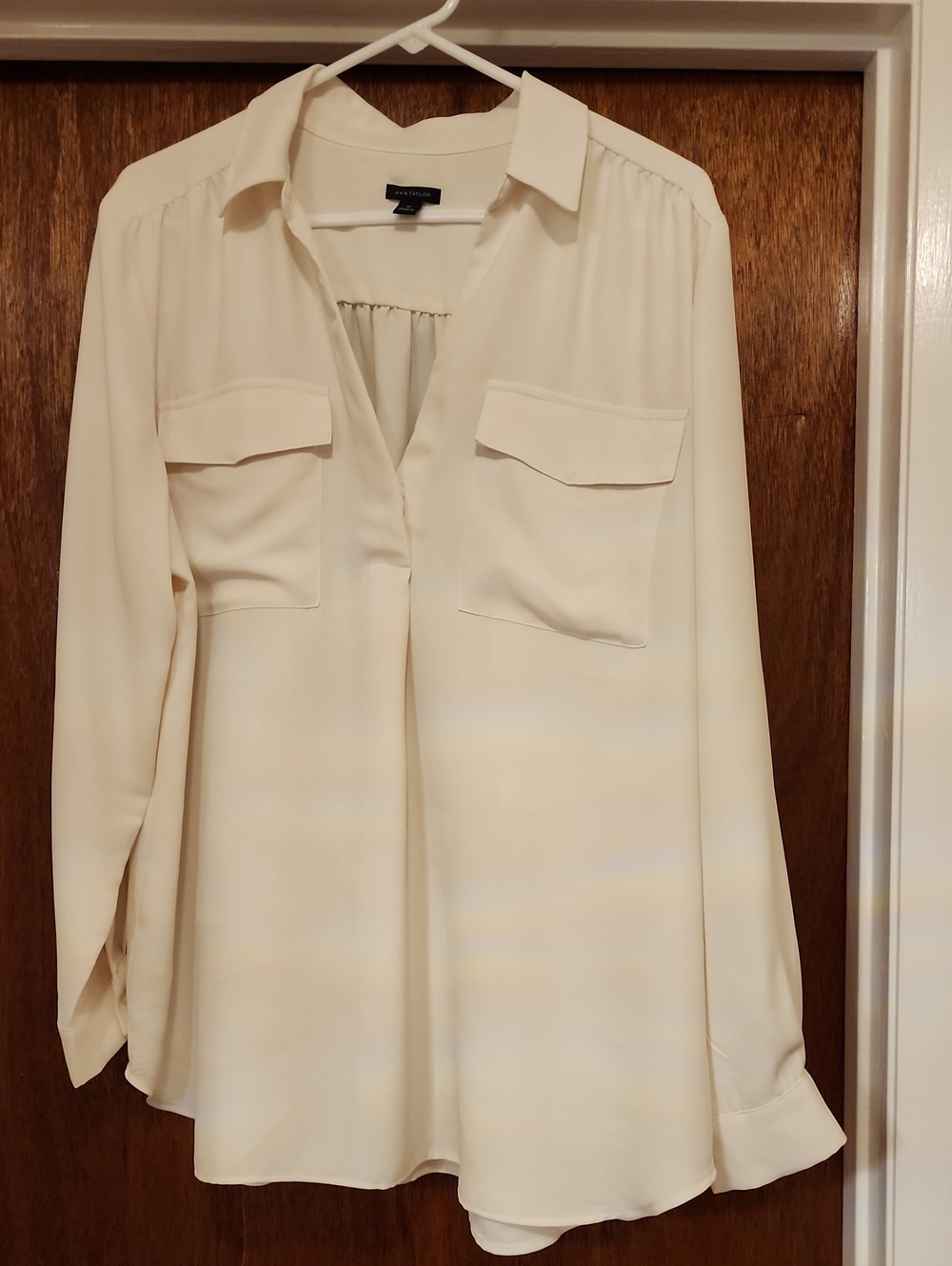ANN TAYLOR Ivory V-NECK BUSINESS CASUAL Button-Front Pocket Blouse Long Sleeve
